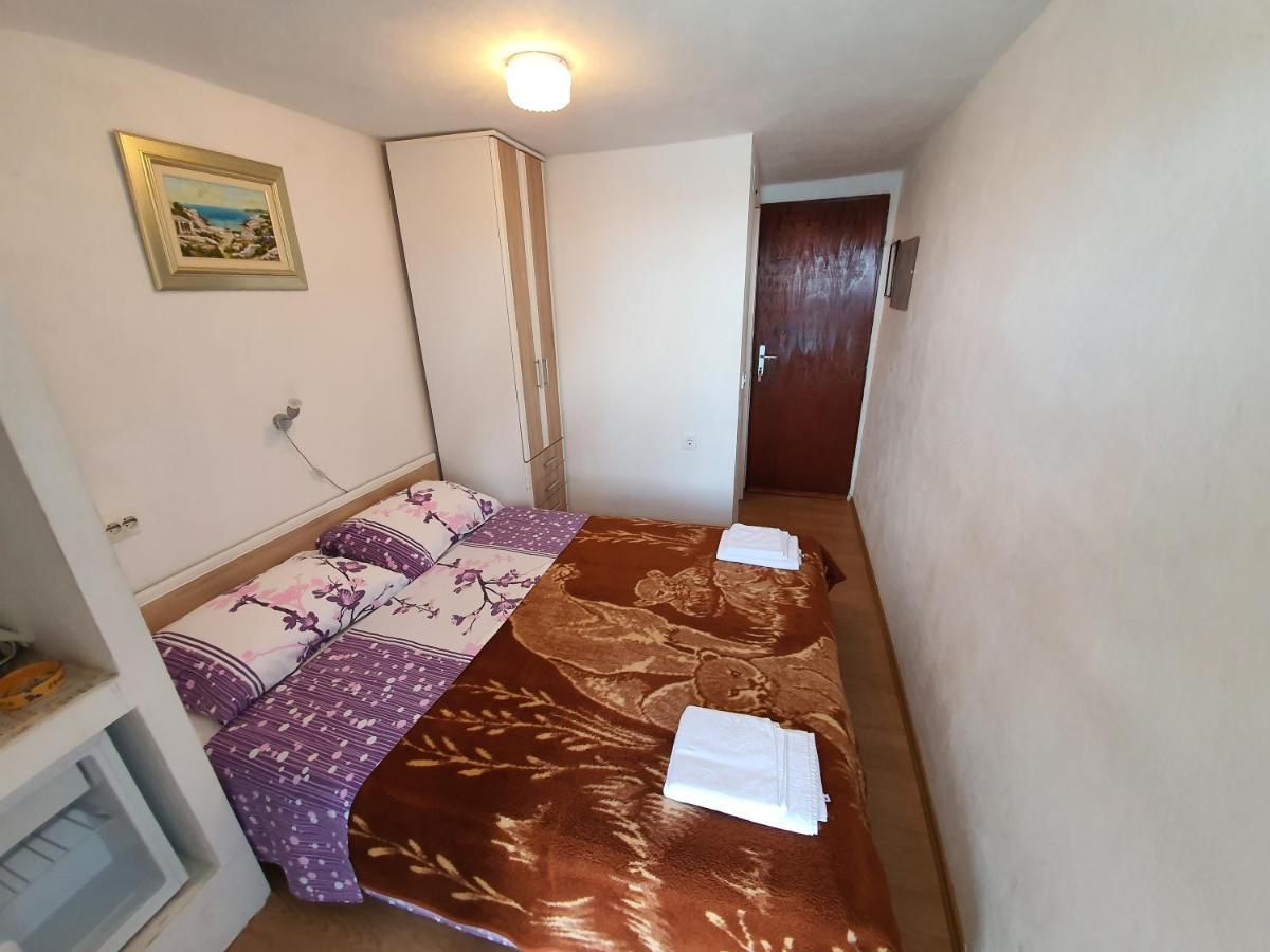 Apartment And Rooms Lucica Komiza Exterior photo
