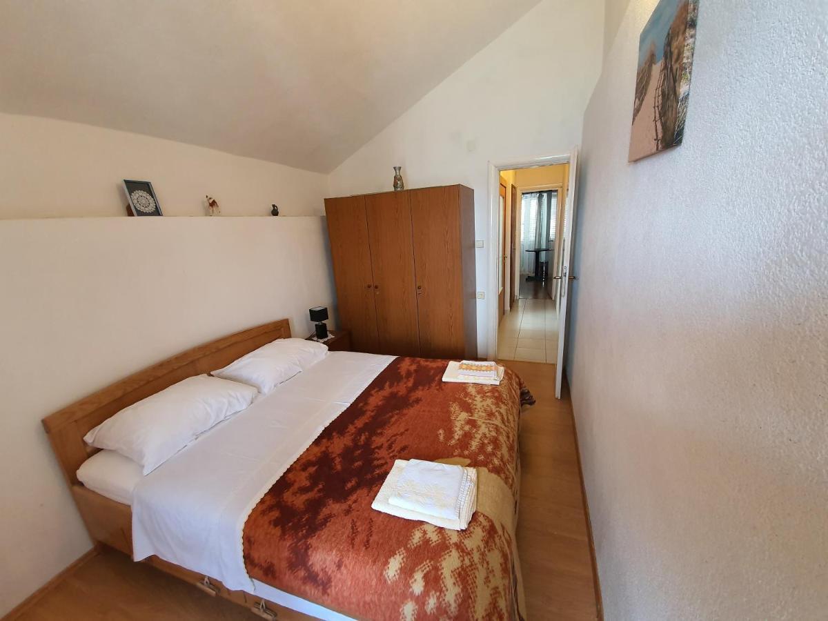 Apartment And Rooms Lucica Komiza Exterior photo