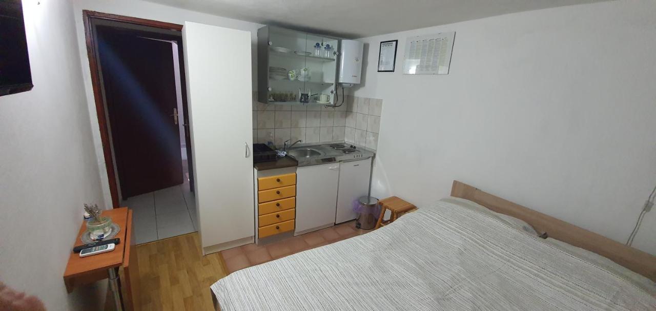 Apartment And Rooms Lucica Komiza Exterior photo