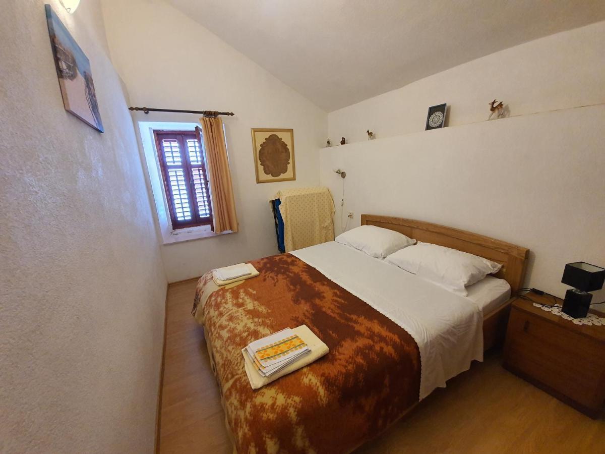 Apartment And Rooms Lucica Komiza Exterior photo