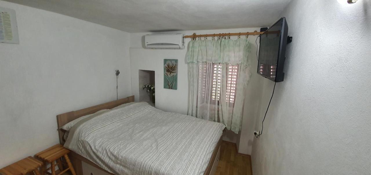 Apartment And Rooms Lucica Komiza Exterior photo