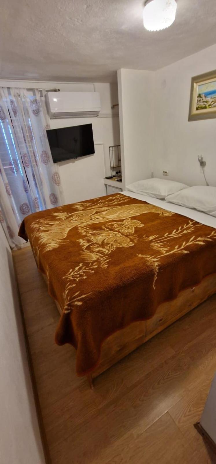 Apartment And Rooms Lucica Komiza Exterior photo