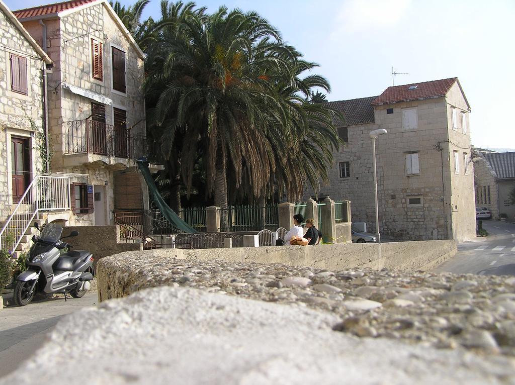 Apartment And Rooms Lucica Komiza Exterior photo