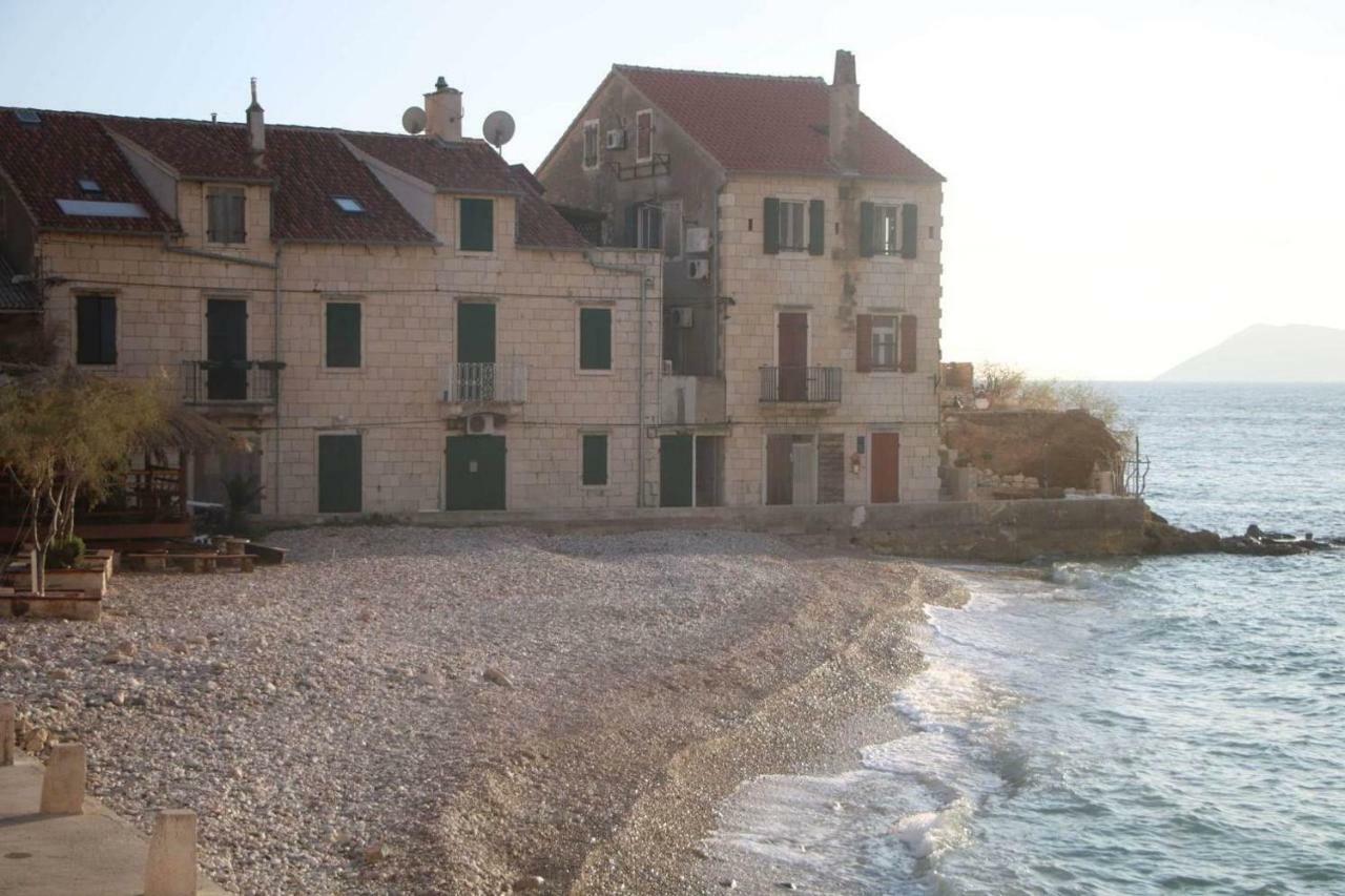 Apartment And Rooms Lucica Komiza Exterior photo